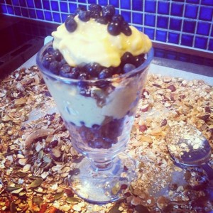 Blåbär och granola med mango